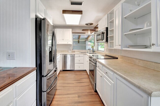 Building Photo - Bluelake Unit 3