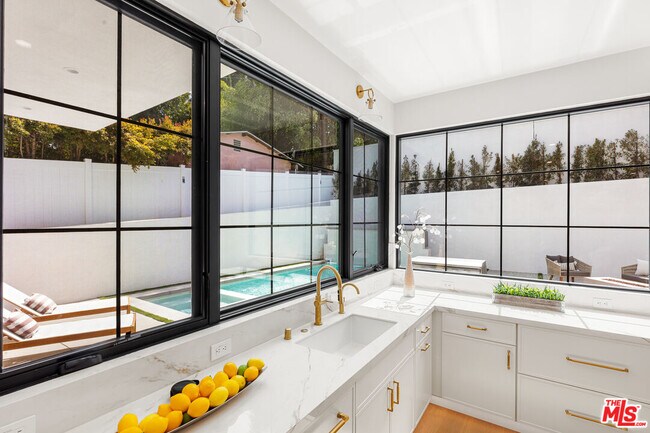 Building Photo - 2565 Patricia Ave