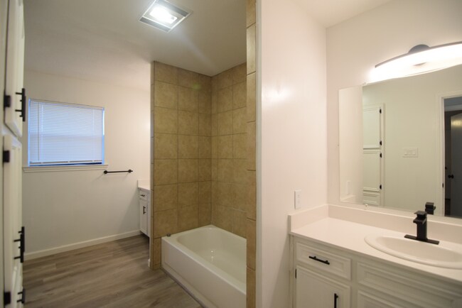 Building Photo - 820 Cedar Ridge Dr
