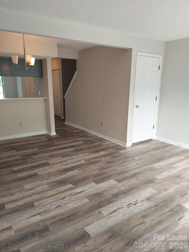 Building Photo - 675 Lex Dr