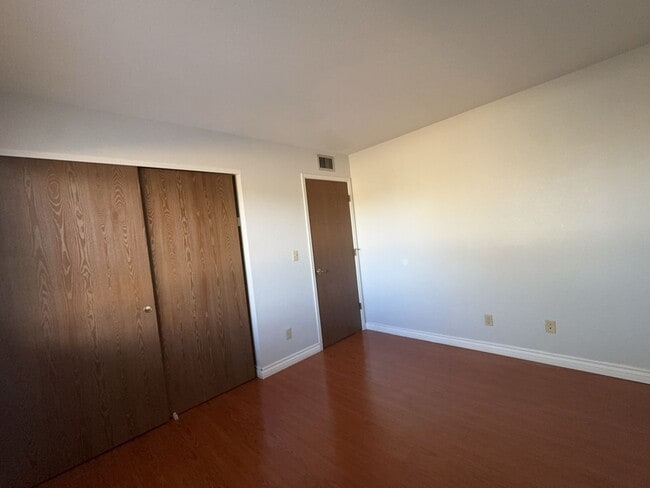 Building Photo - 2 bedroom 1 bath condo with washer and dryer