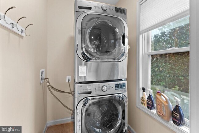 Building Photo - 19451 Youngs Cliff Rd