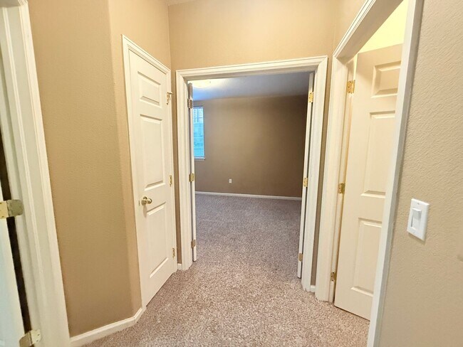 Building Photo - $O DEPOSIT OPTION. SPACIOUS 3-BEDROOM TOWNHOUSE IN KENSINGTON TOWNHOMES