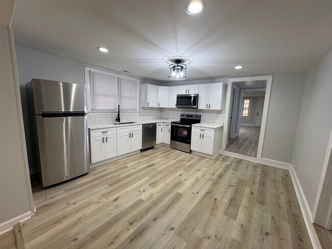 Building Photo - Freshly Renovated Home in Greensboro- 3bed/1bath