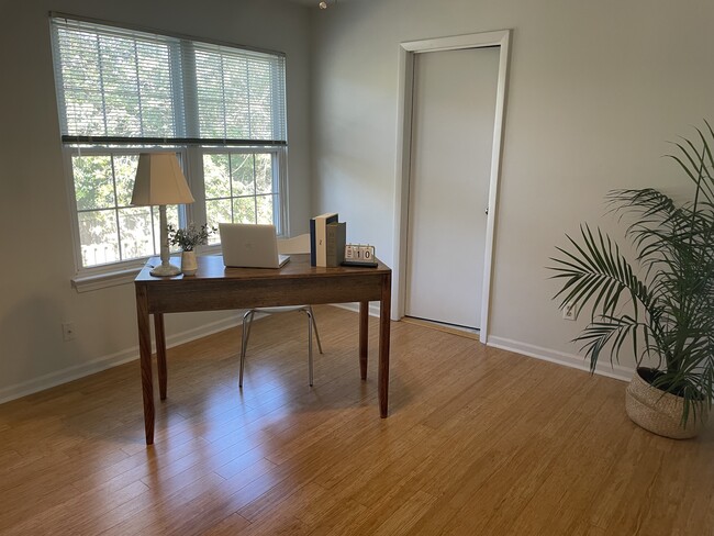 Building Photo - 1142 Monaco Dr