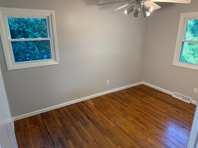 Building Photo - 104 IL-84