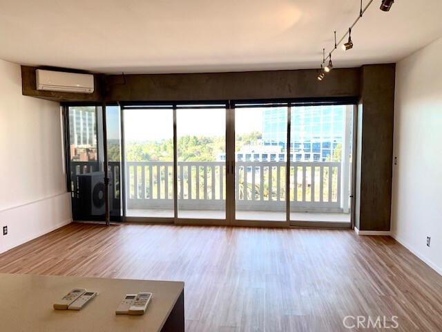 Building Photo - 999 N Doheny Dr