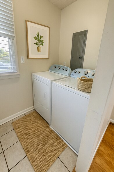 Building Photo - 2407 Lazenby Dr