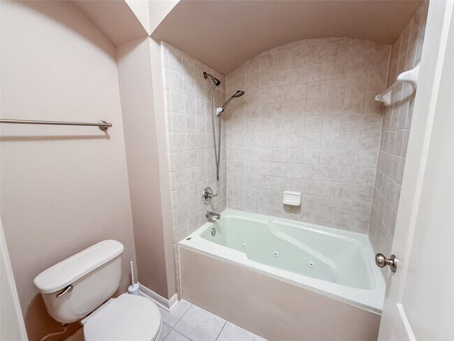 Building Photo - 2426 Clippers Square