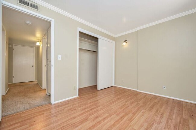 Building Photo - Beautiful Capital Gardens 2 bedroom Condo ...