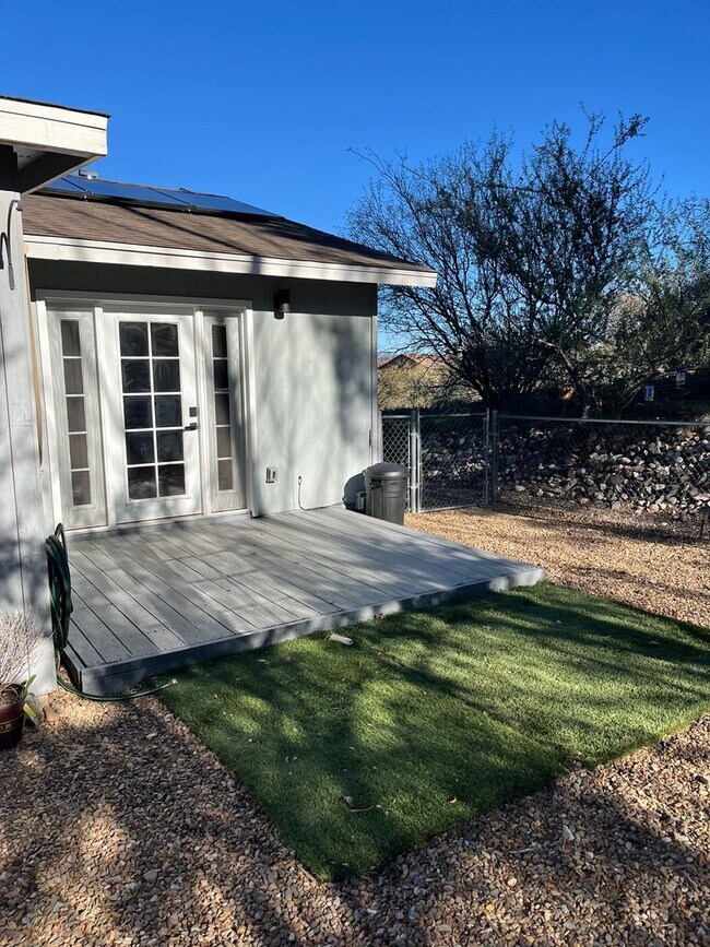 Building Photo - Modern, updated 3B/2B with fenced yard and sun room in Cottonwood