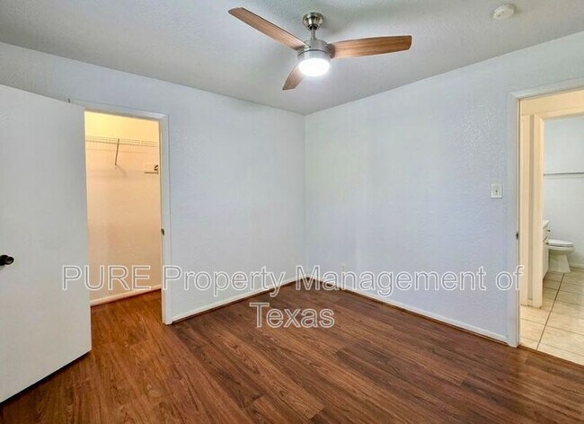 Building Photo - 3000 Lakeside Dr