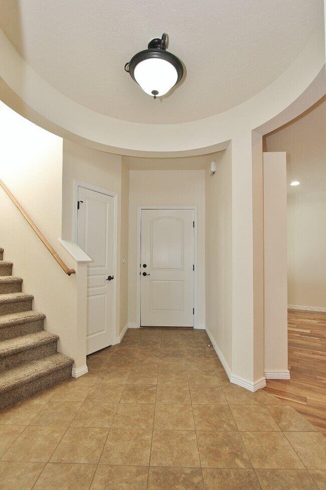 Building Photo - 2122 W Pine Ave