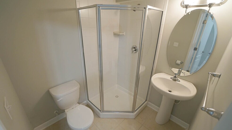 1st floor full bath - 1207 Heritage Links Dr