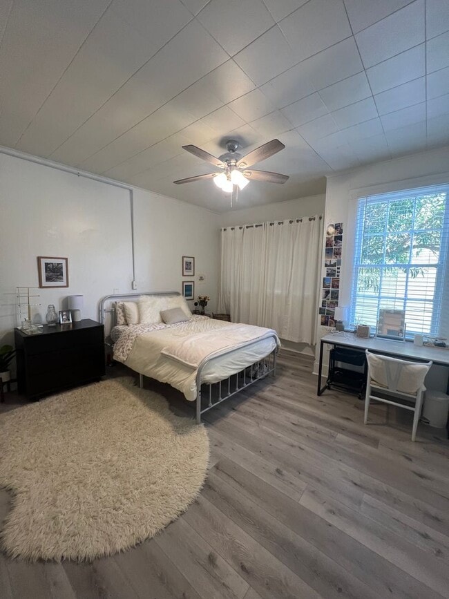 Building Photo - 6bd/3ba with Central AC Walking Distance t...