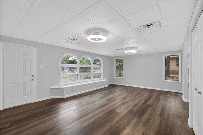 Building Photo - 2101 Mimosa Dr