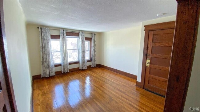 Building Photo - 400 Roberts Ave