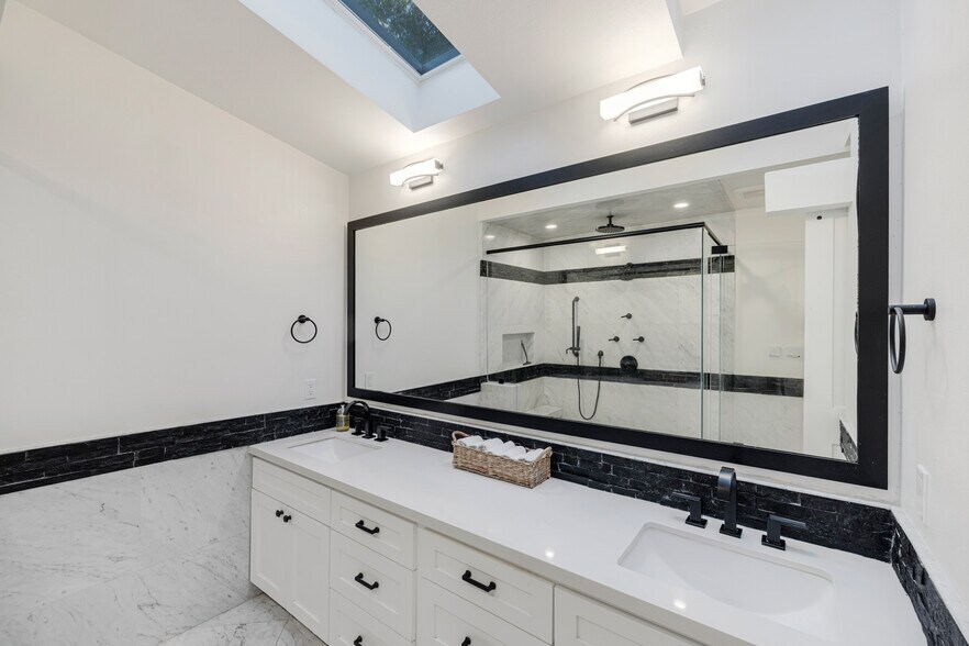 Building Photo - 16725 Oak View Dr