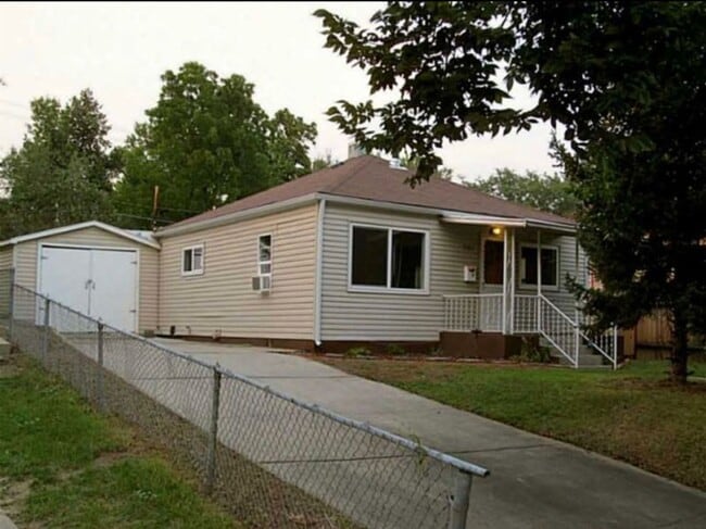 Building Photo - 741 Lewis Ave