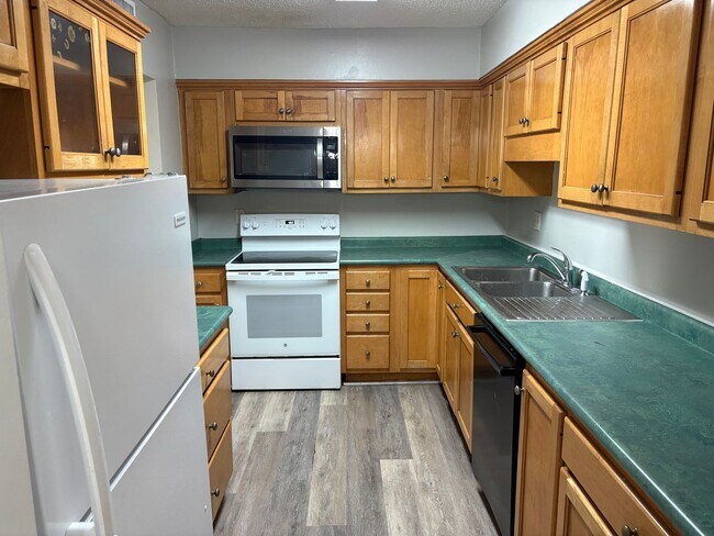 Building Photo - 515 Basswood Ave