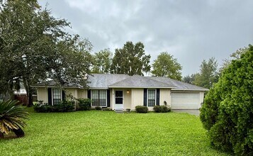 Building Photo - Great Three Bedroom Two Bath Home in Great...
