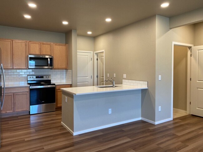 Building Photo - Beautiful Townhome 3-Bedroom / 2.5-Bath Near Walking Trail, Park