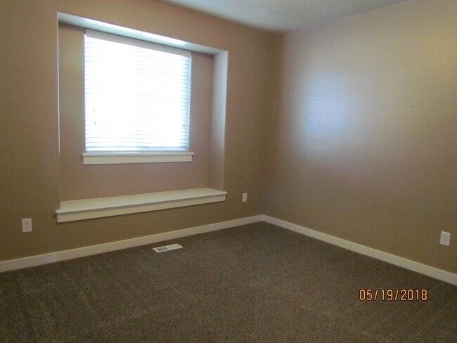 Building Photo - 4 bedroom 2 bath + Bonus Room home and nei...
