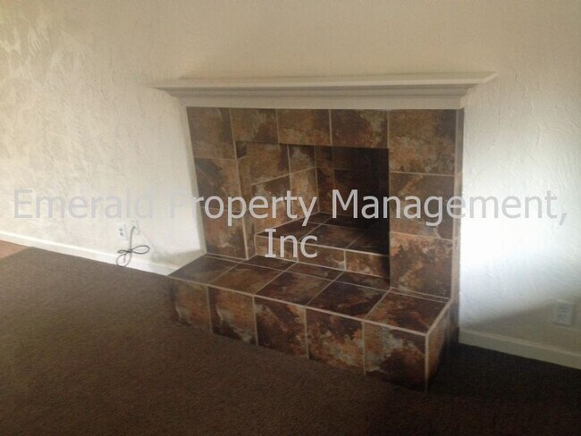 Building Photo - Thurston/East Springfield partially updated duplex