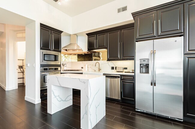 Building Photo - Fully Furnished High Rise with Wynn Golf Course Views!