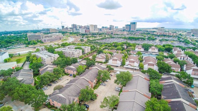 Building Photo - 2255 Braeswood Park Dr