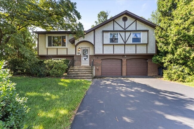 Primary Photo - Beautiful Detached Home in Prime Salisbury...