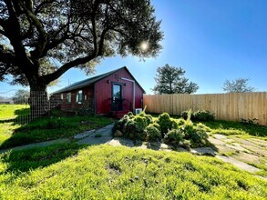 Building Photo - Charming Studio in desirable country neigh...