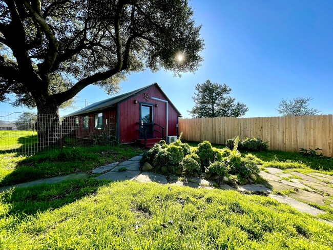 Primary Photo - Charming Studio in desirable country neigh...