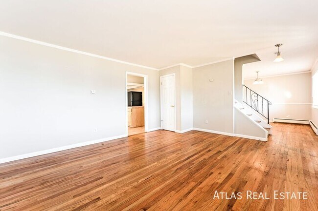 Building Photo - 331 S Victor St