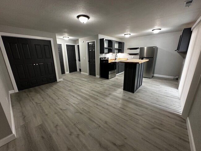 Building Photo - FULLY REMODELED 2 Bedroom Apartment with l...