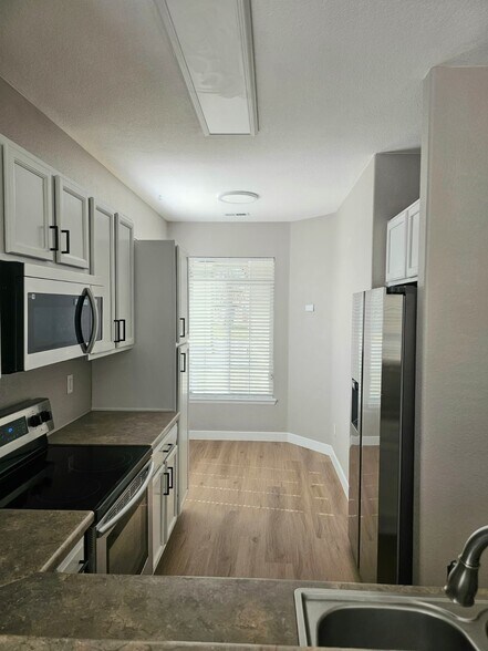 Building Photo - 14400 Albrook Dr