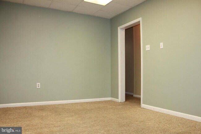 Building Photo - 122 E Queen St