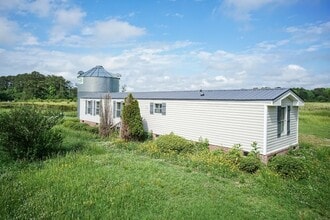 Building Photo - 2 Bed/2 Bath with Plenty of Space!