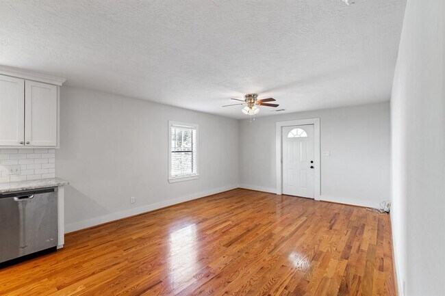 Building Photo - 1305 Idylwild St