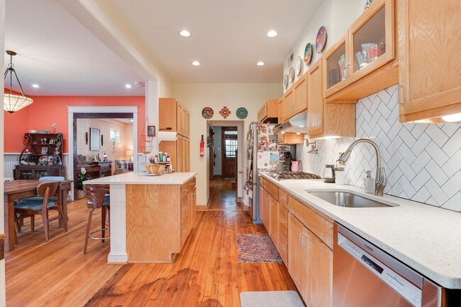 Building Photo - Unbeatable Family Home in the City w/ Park...