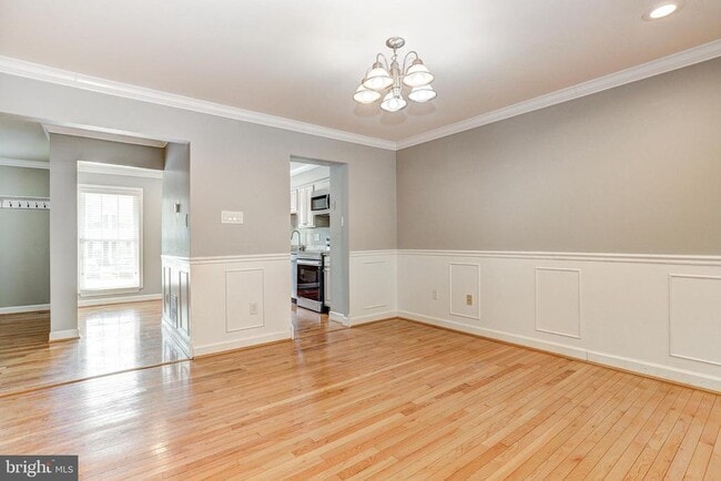 Building Photo - 41 Battersea Bridge Ct