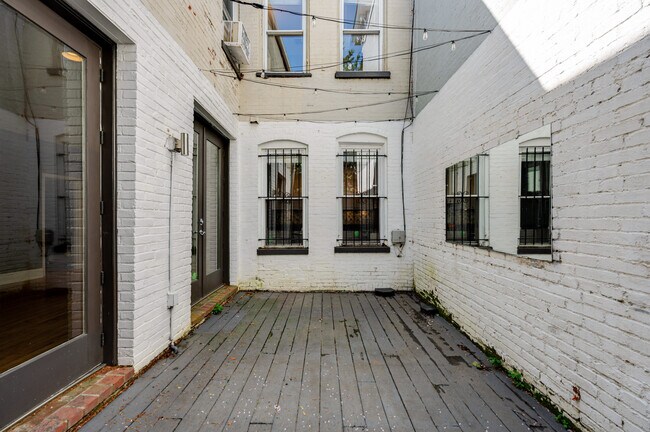 Building Photo - 938 O St NW