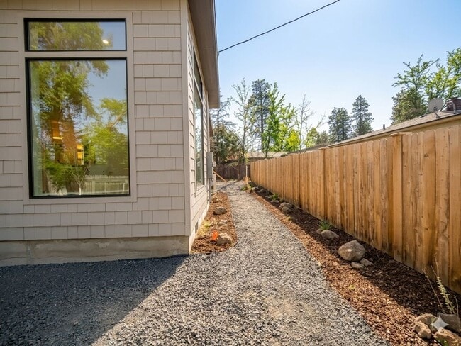 Building Photo - Fully Fenced Private Single-Level 2x2 Retreat in Bend with Bonus Office Nook!