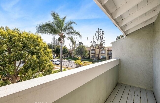 Building Photo - Beautiful 3 bed / 2.5 bath Townhome with Patio and 2 car garage in Huntington Beach