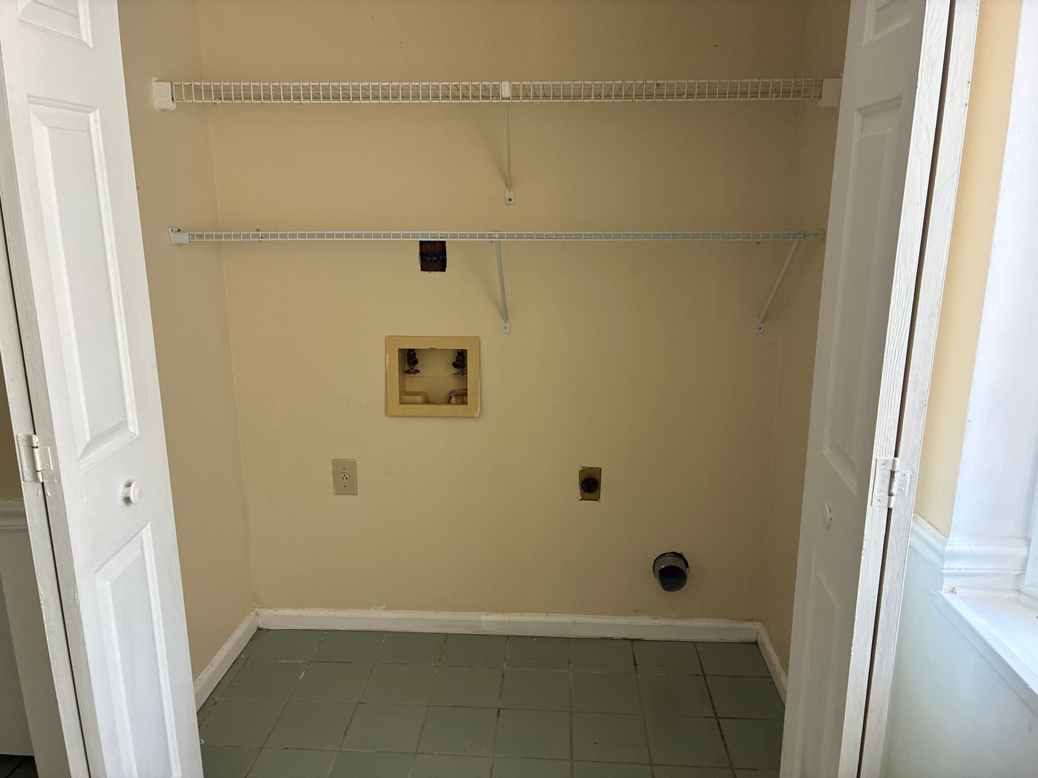 Building Photo - Room in Townhome on Patterson Cir