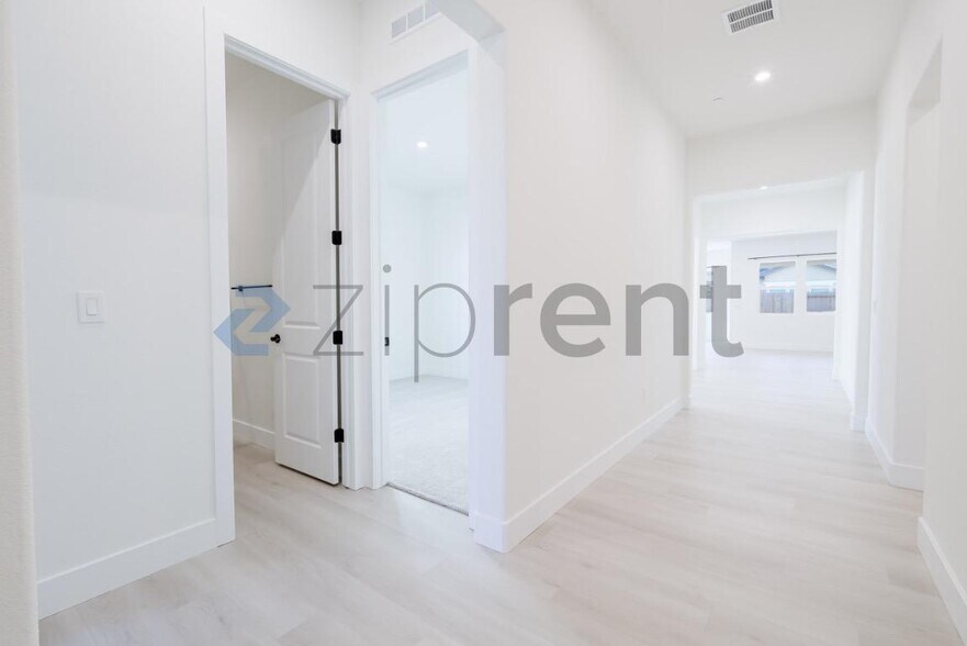Building Photo - Unit