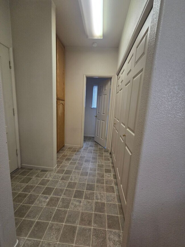 Building Photo - Spacious 2 Story 4 BR 2.5 BA Available Now