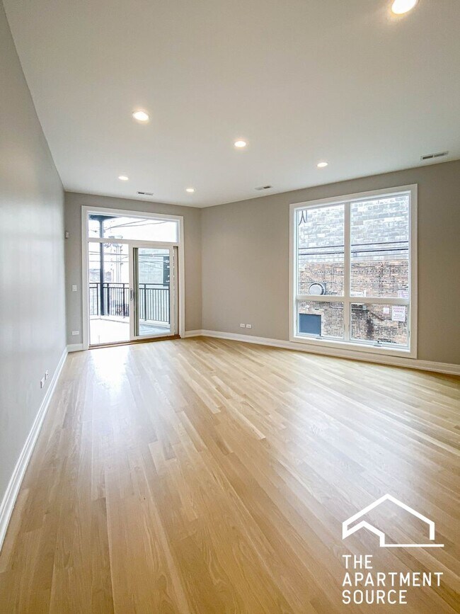 Building Photo - 1050 W Cornelia Ave