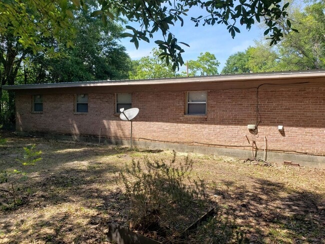 Building Photo - 3 bed 1 bath house with garage