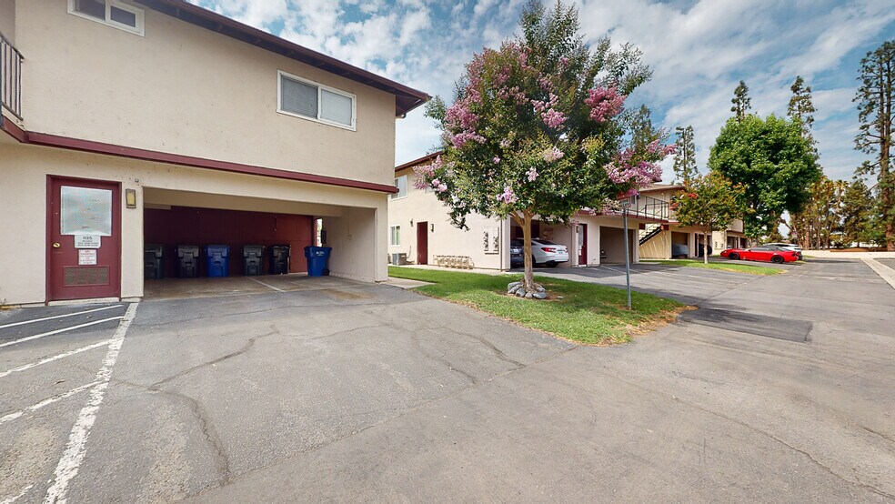 Building Photo - 1125 W Calle del Sol